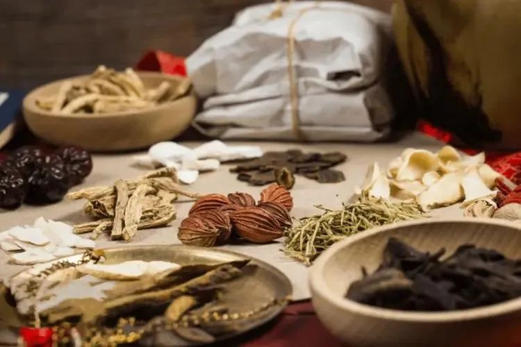 外阴白斑抹什么药好？